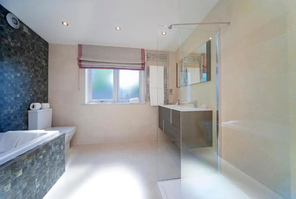 Modernes Badezimmer mit großer Dusche und elegantem Design
