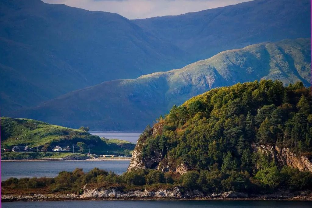 Beeindruckende Landschaft mit Bergen und Meerblick