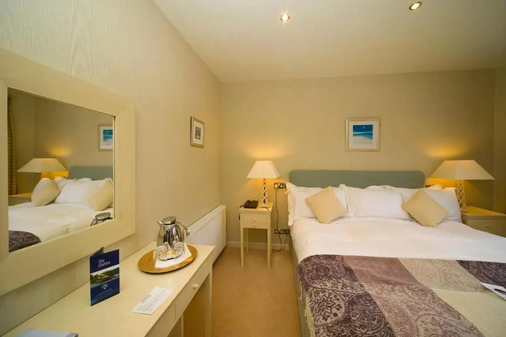 Gemütliches Schlafzimmer mit Doppelbett und warmer Beleuchtung