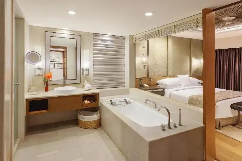 Moderne Doppel Suite mit integriertem Badezimmer und komfortablem Doppelbett