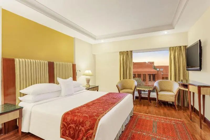 Helles Schlafzimmer der Doppel Suite mit großem Doppelbett und Sitzbereich