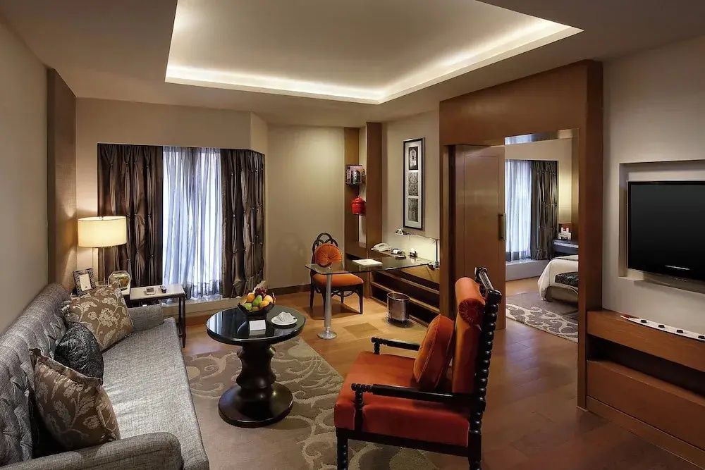 Luxuriöses Wohnzimmer einer Suite mit eleganten Möbeln in warmen Farben