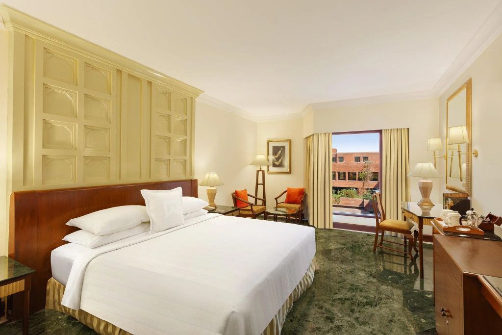 Standard Doppelzimmer mit Doppelbett und Gartenblick im ITC Mughal Hotel Agra.