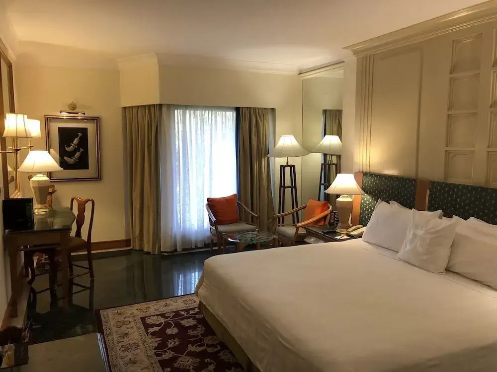 Elegantes Doppelzimmer im ITC Mughal Hotel mit geschmackvoller Einrichtung.