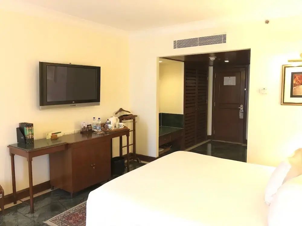 Standardzimmer im ITC Mughal Hotel mit TV und komfortabler Ausstattung.
