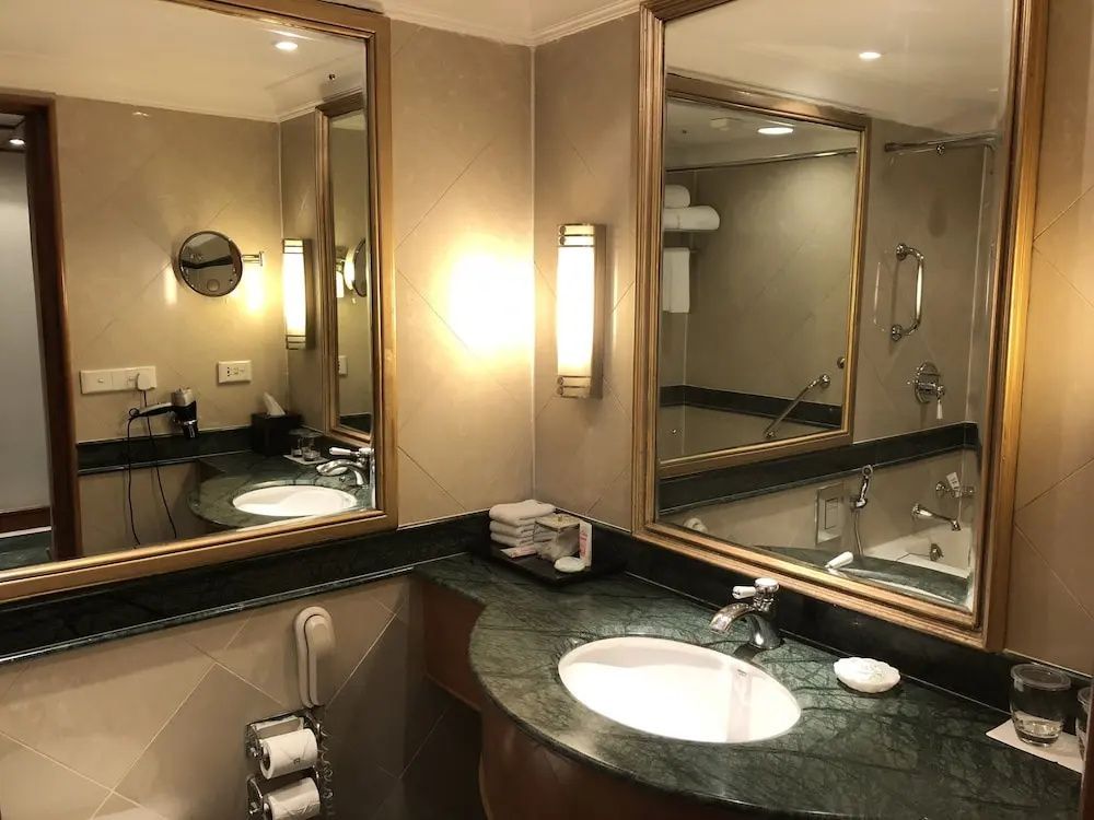 Modernes Badezimmer mit eleganten Details im ITC Mughal Hotel.
