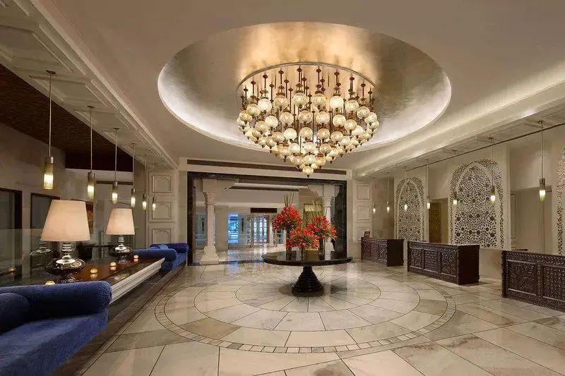 Eleganter Hotellobbybereich mit großem Kronleuchter und stilvoller Einrichtung