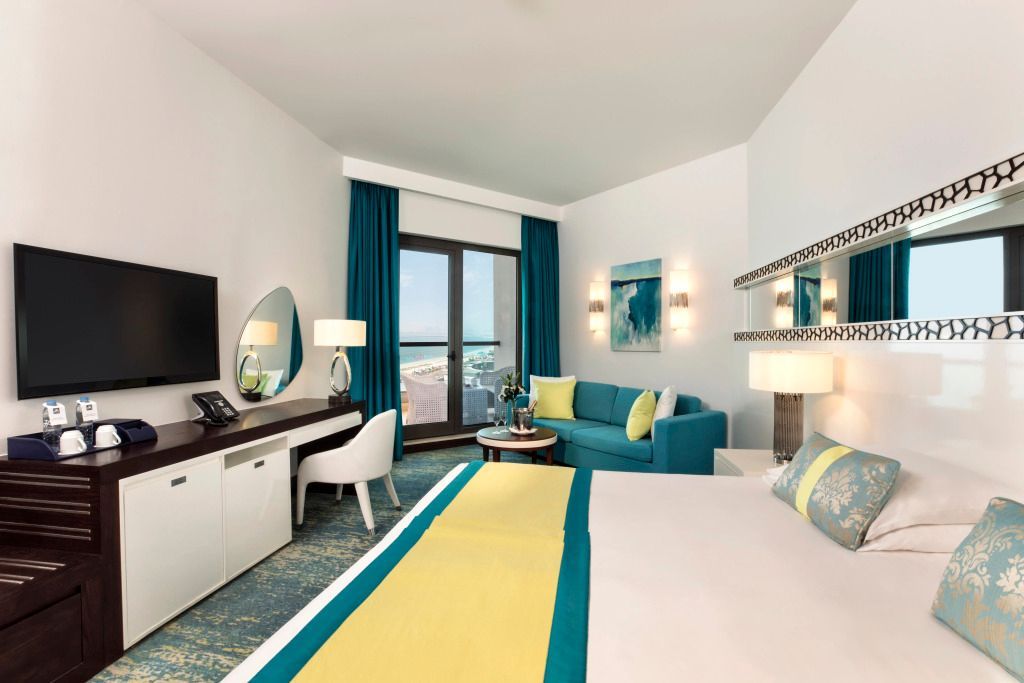 Geräumiges Hotelzimmer mit Blick aufs Meer und modernem Dekor