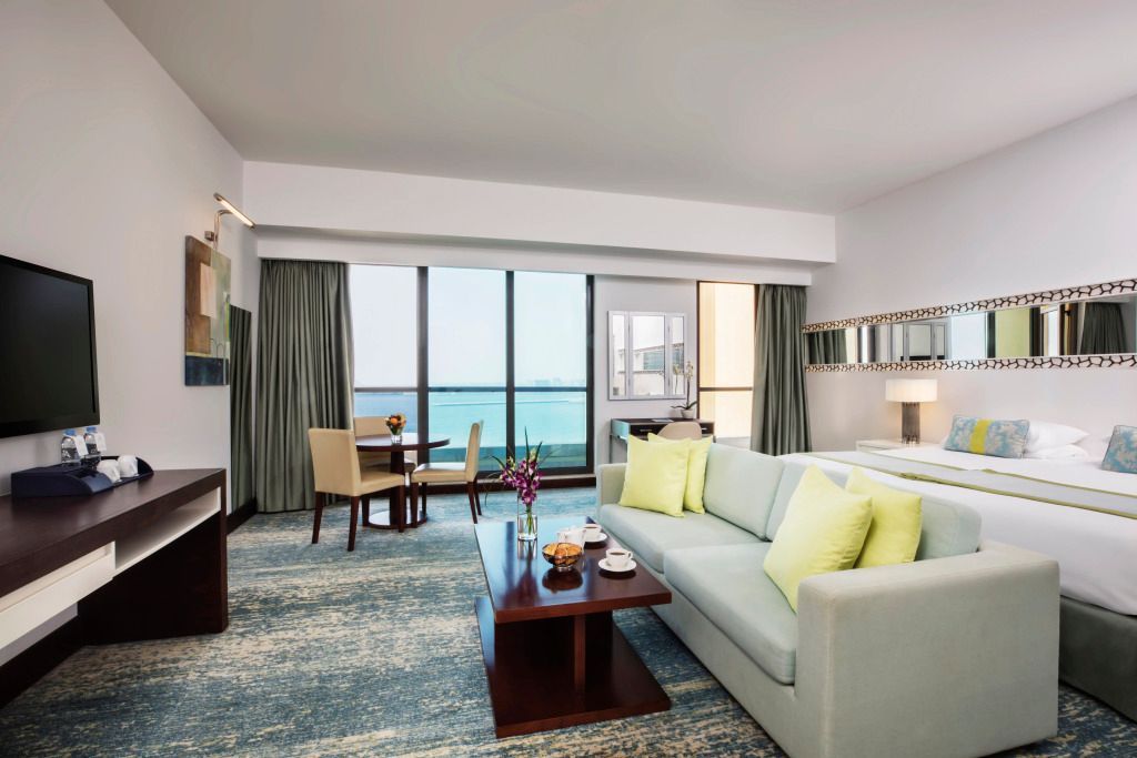 Luxussuite mit Essbereich und Panoramafenstern mit Meerblick