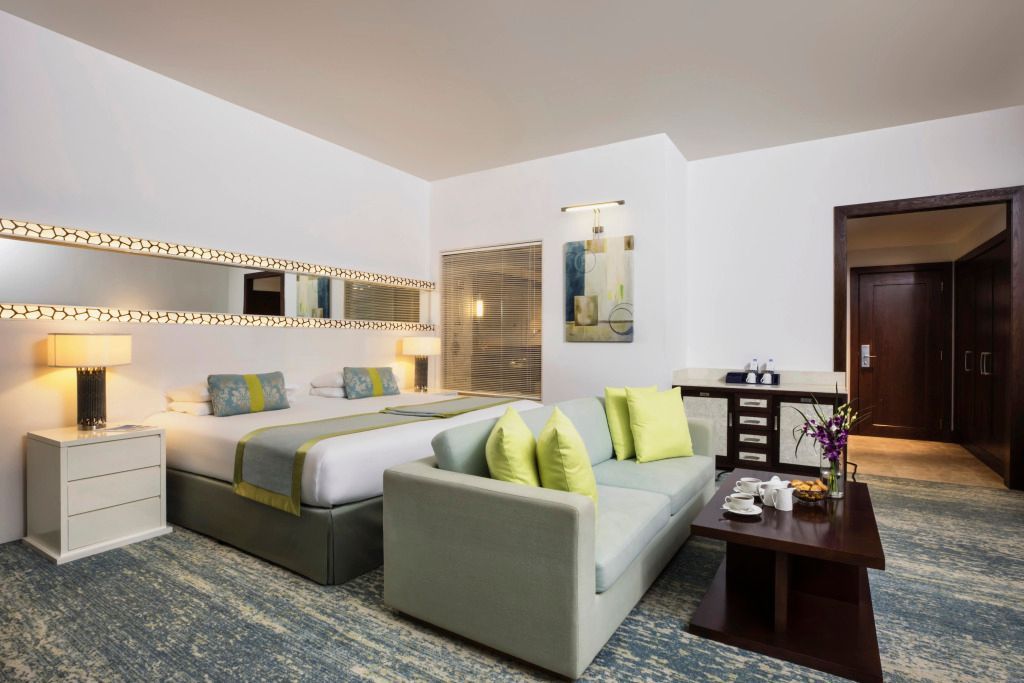 Elegantes Hotelzimmer mit großem Bett und stilvoller Einrichtung