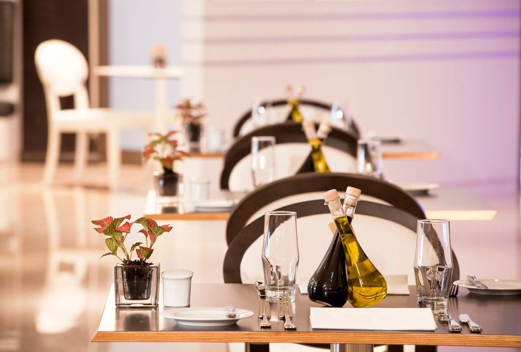 Elegantes Restaurant mit stilvoll gedeckten Tischen