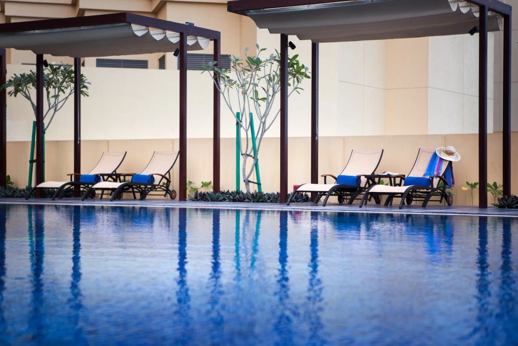 Pool mit Liegestühlen und Überdachung im Jumeirah Beach Hotel