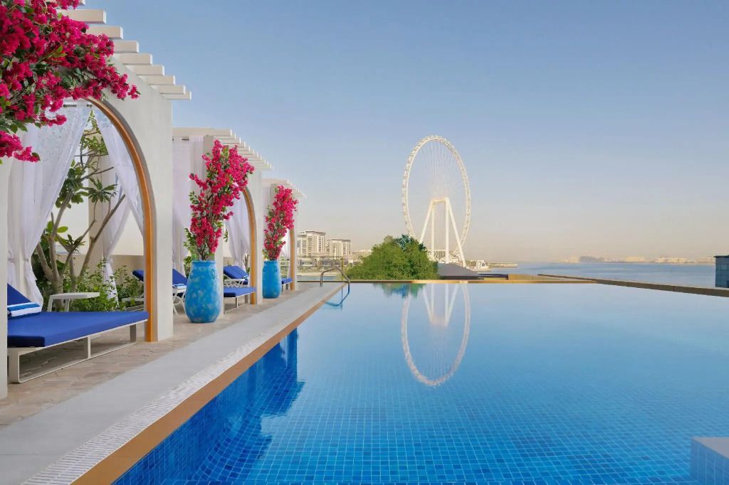 Infinity-Pool mit Blick auf das Riesenrad und blühenden Bougainvillea