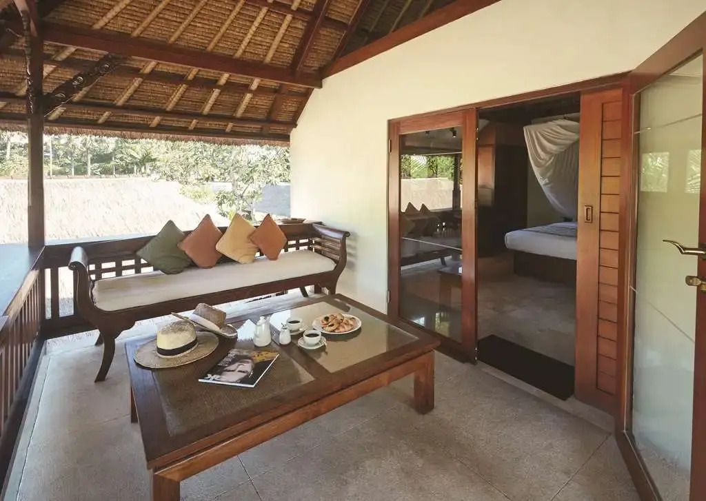 Private Terrasse mit Sitzmöbeln und direktem Zugang zum Schlafzimmer