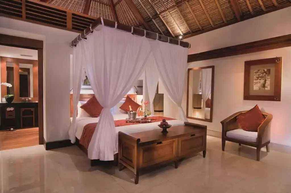 Luxuriöse Villa mit Himmelbett und eleganter Einrichtung.