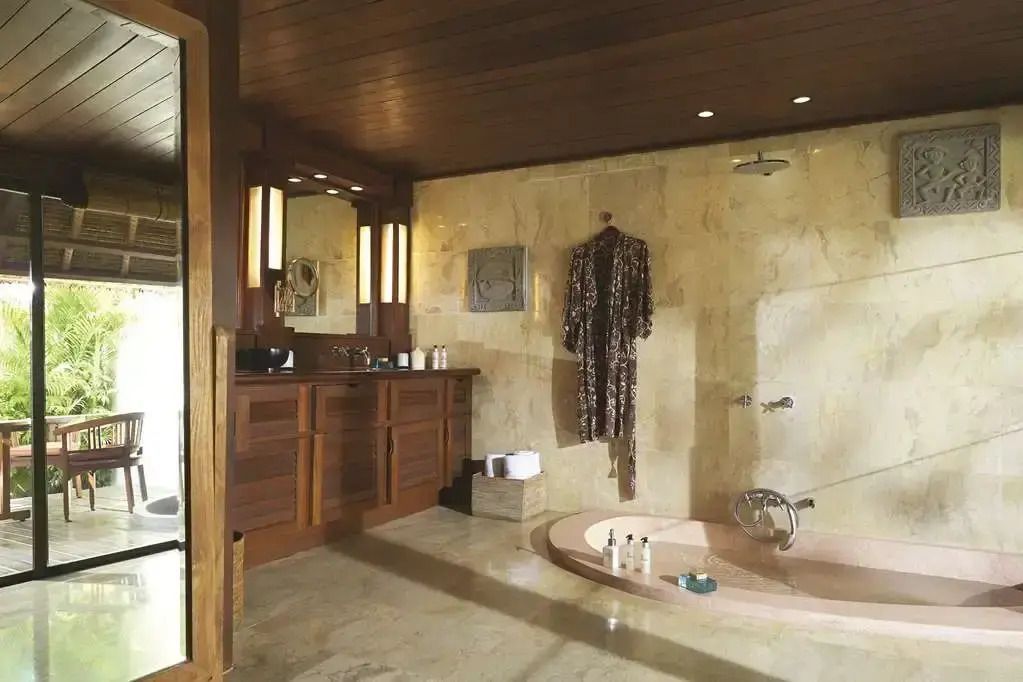 Elegantes Badezimmer mit Holzakzenten und eingelassener Badewanne.