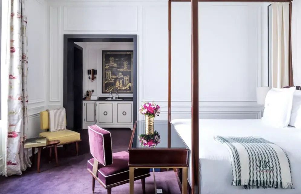 Deluxe Doppelzimmer mit stilvollem Schreibtisch und Blick ins Badezimmer