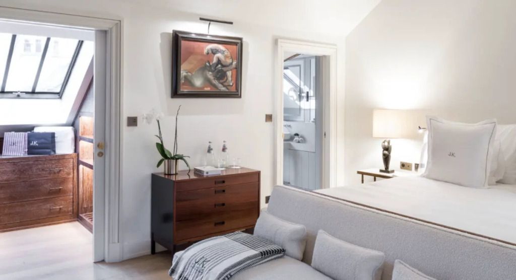 Gemütliches Deluxe Doppelzimmer mit Kunstwerk und dezentem Licht
