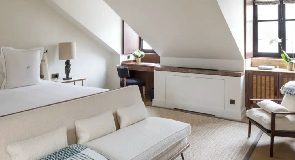 Dachgeschosszimmer mit Sofa, Schreibtisch und natürlichen Lichtakzenten