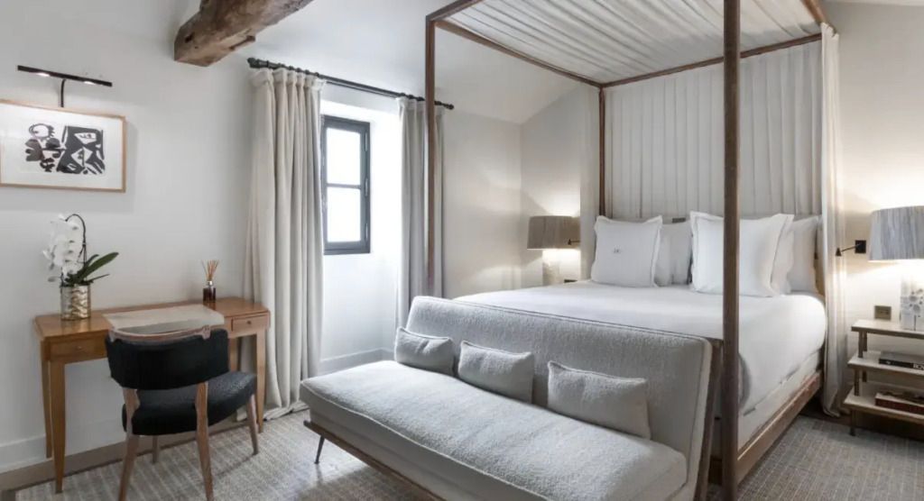 Helles Schlafzimmer mit Himmelbett und natürlichem Licht