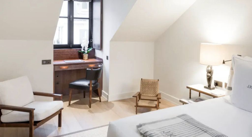 Gemütliches Arbeitsbereich mit Aussicht in geräumigem Hotelzimmer