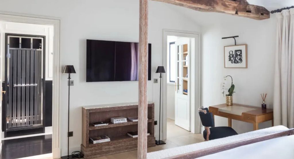 Wohnbereich mit TV und stilvoller Dekoration im Hotelzimmer