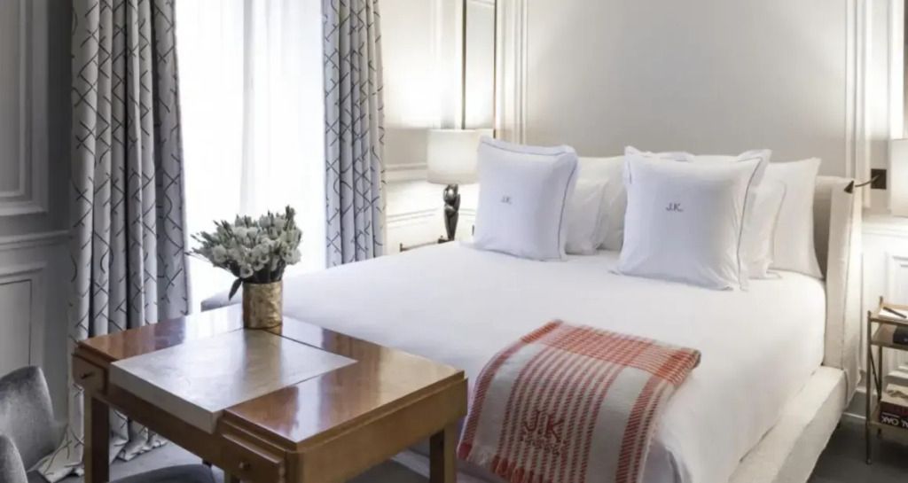 Elegantes Doppelzimmer mit Doppelbett, Holzschreibtisch und stilvollen Vorhängen