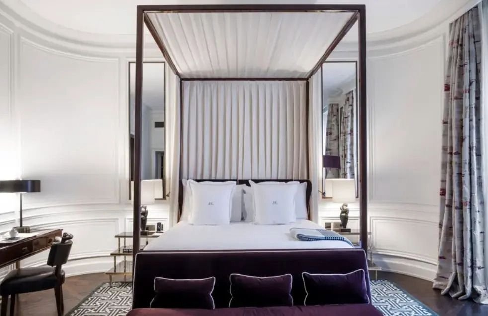 Elegantes Schlafzimmer mit Himmelbett in der Master Doppel Suite