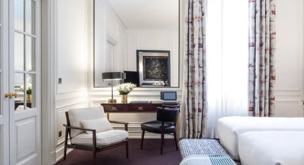 Gemütliche Sitzecke mit Schreibtisch und Spiegel in der Master Doppel Suite