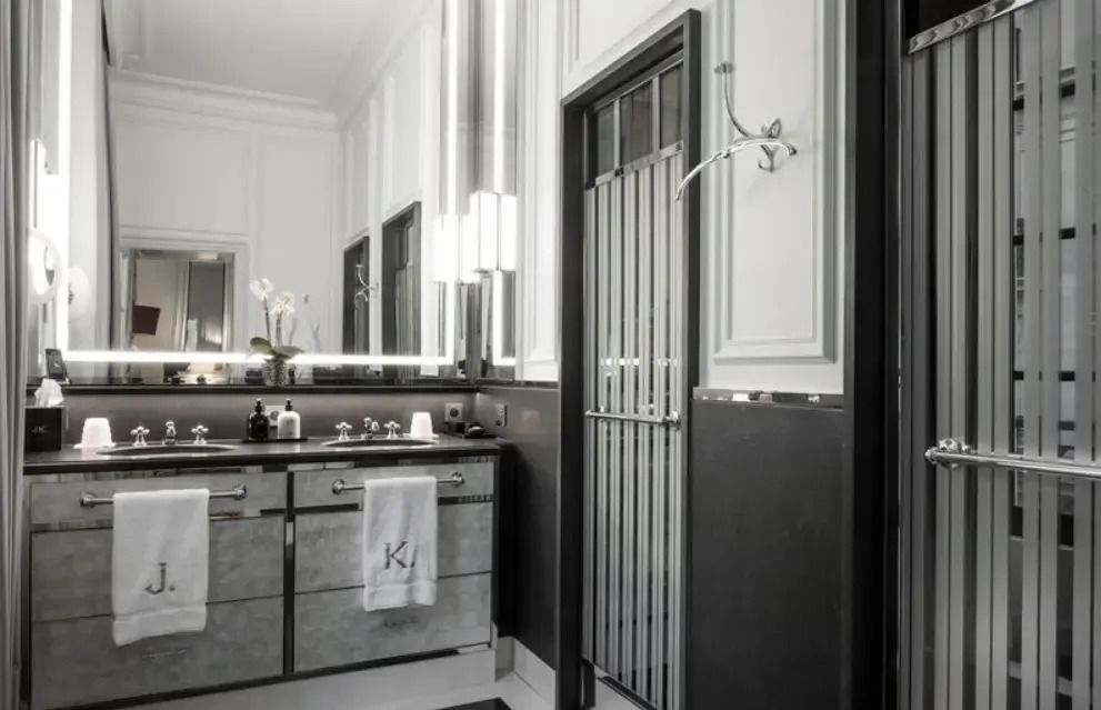 Modernes Badezimmer mit eleganten Details in der Master Doppel Suite