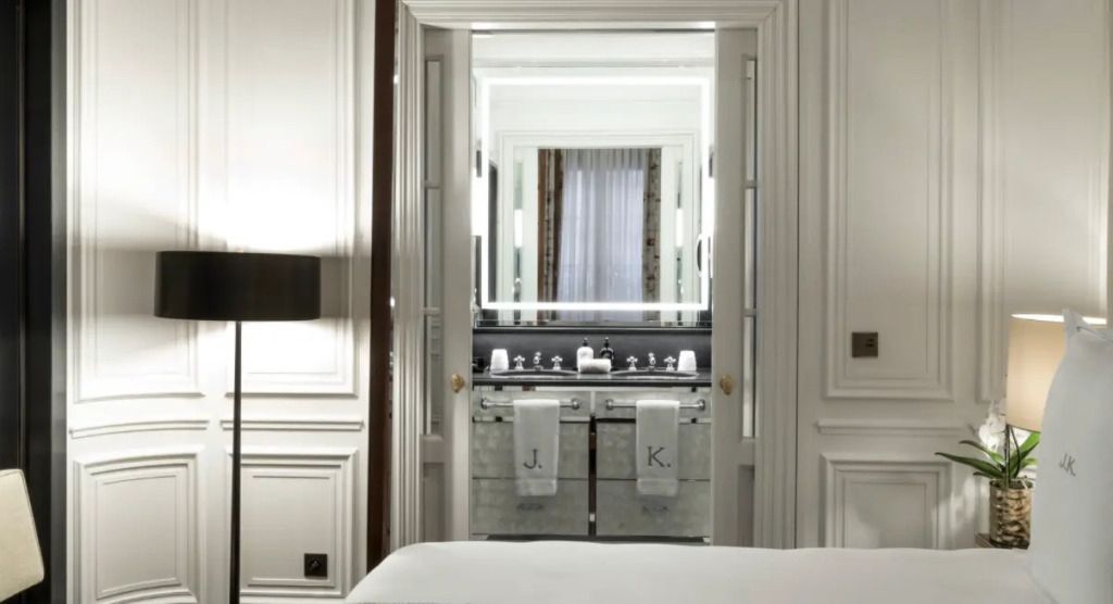 Luxuriöses Badezimmer mit zwei Waschbecken und großen Spiegeln im Prestige Doppelzimmer
