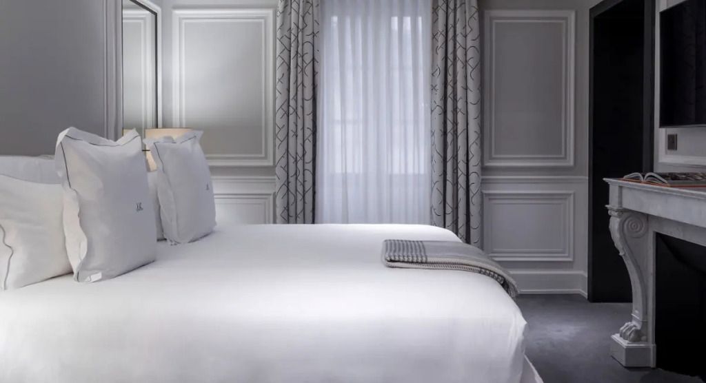 Geräumiges Superior Zimmer mit bequemem Doppelbett und eleganten Vorhängen