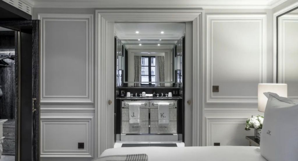 Blick ins moderne Badezimmer durch stilvolle Doppeltür im Superior Zimmer