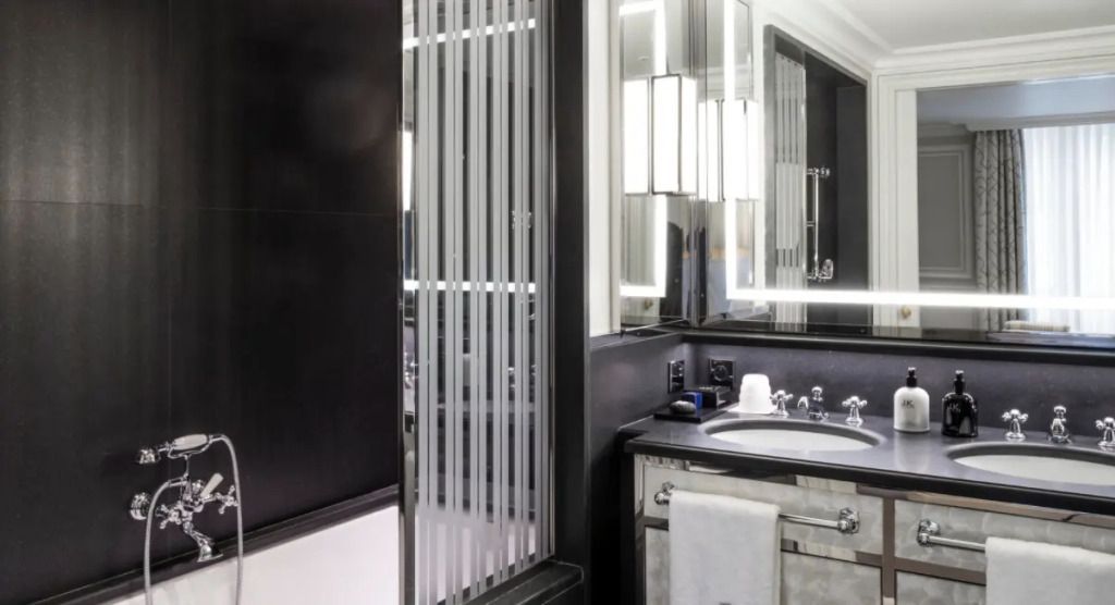 Modern designtes Badezimmer mit eleganten Armaturen und dekorativen Elementen