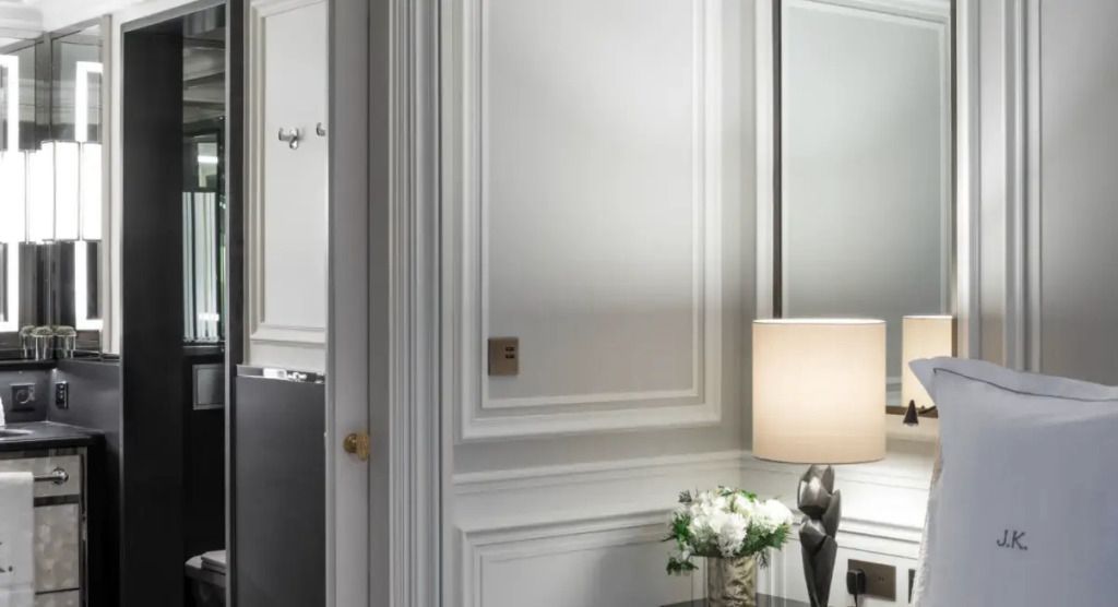 Elegant dekorierte Zimmerecke mit Tischlampe und frischen Blumen