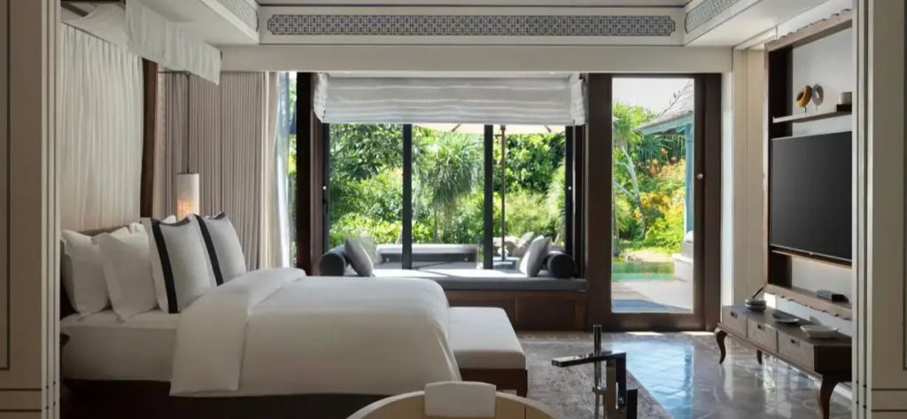 Helles Schlafzimmer mit Blick auf den privaten Garten und Pool
