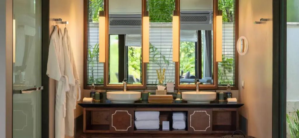 Modernes Badezimmer mit Doppelwaschbecken und großem Spiegel
