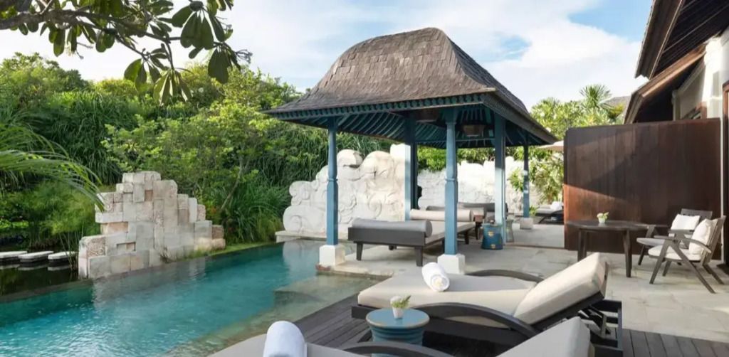 Privater Pavillon am Pool mit Liegestühlen im Garten