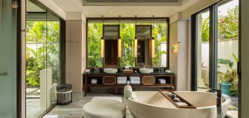 Modernes Badezimmer mit freistehender Badewanne und Blick ins Grüne
