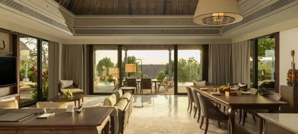 Wohnbereich der Villa mit offener Terrasse und Essbereich