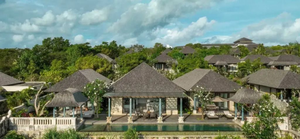 Außenansicht der Villa mit privatem Pool und tropischer Umgebung