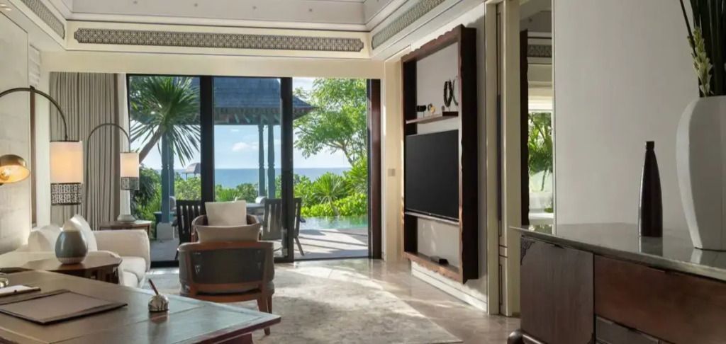 Eleganter Wohnbereich mit Blick auf den privaten Pool und das Meer