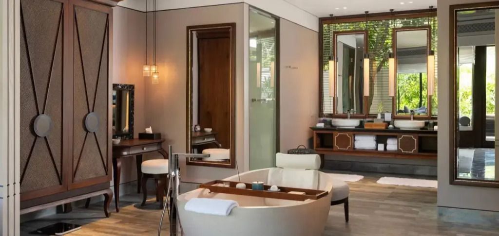 Modernes Badezimmer mit freistehender Badewanne und stilvollem Design