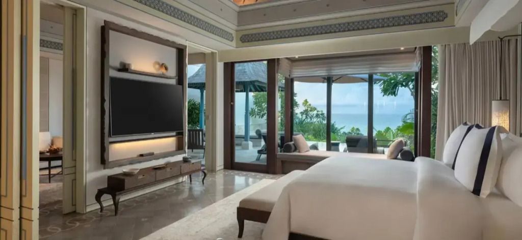 Luxuriöse Villa mit großem Bett und Meerblick Terrasse