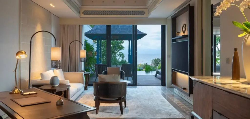 Stilvolles Wohnzimmer mit Meerblick und eleganter Einrichtung