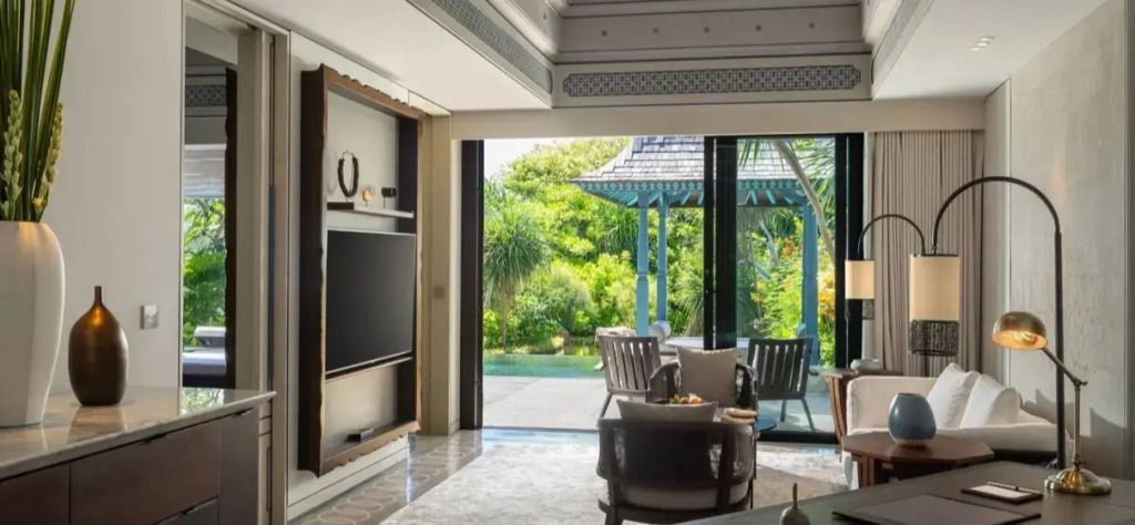 Elegantes Wohnzimmer der Villa mit Glasfenstern und Zugang zum Garten
