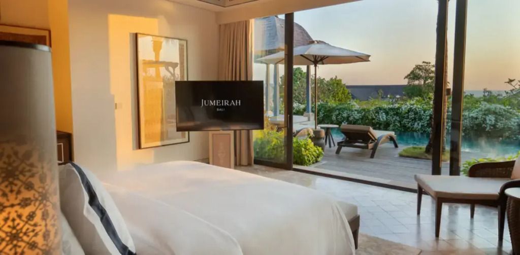 Helles Schlafzimmer mit privater Terrasse und Pool