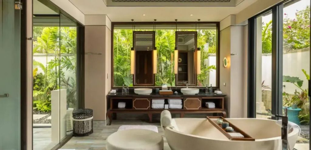 Modernes Badezimmer mit großen Fenstern und viel Grün