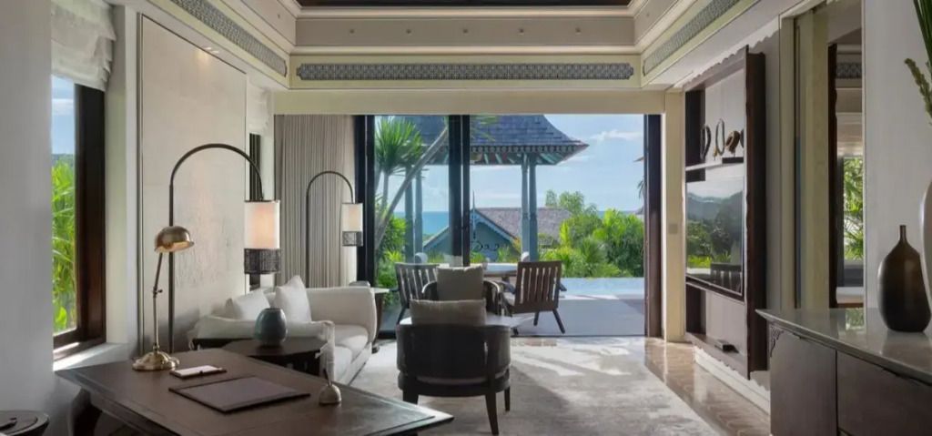 Geräumiges Wohnzimmer mit Zugang zu privatem Pool und Meerblick.