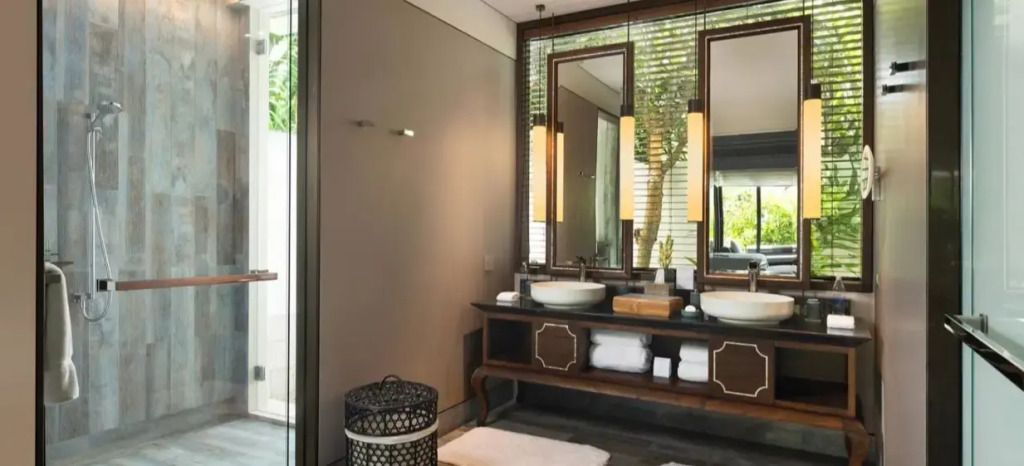 Elegantes Badezimmer mit Doppelwaschbecken und großem Spiegel.